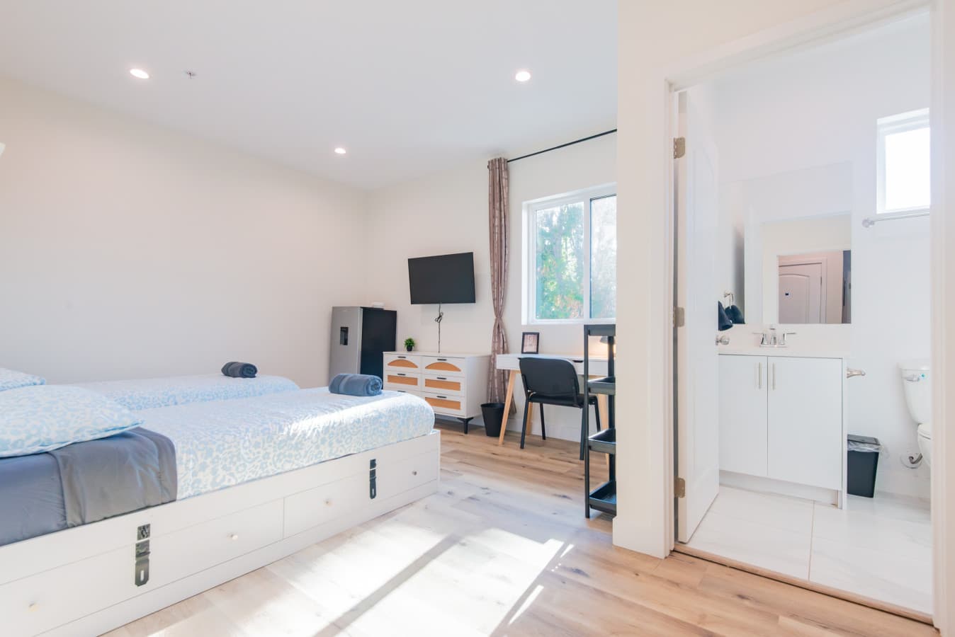 Budget Shared Room + Ensuite Bath, Fast Wi-Fi