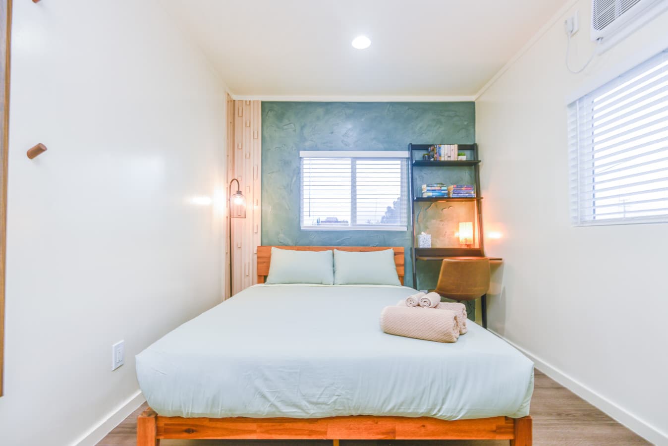 East Hollywood Clean Room Close to Everyday Stops