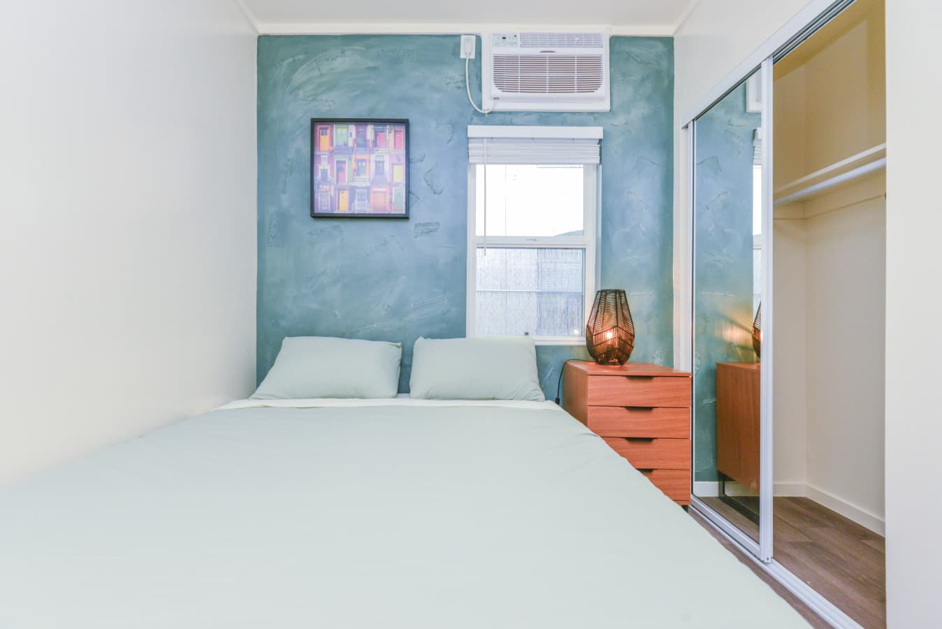 Hollywood Private Room+Bath Local Stores & Cafés