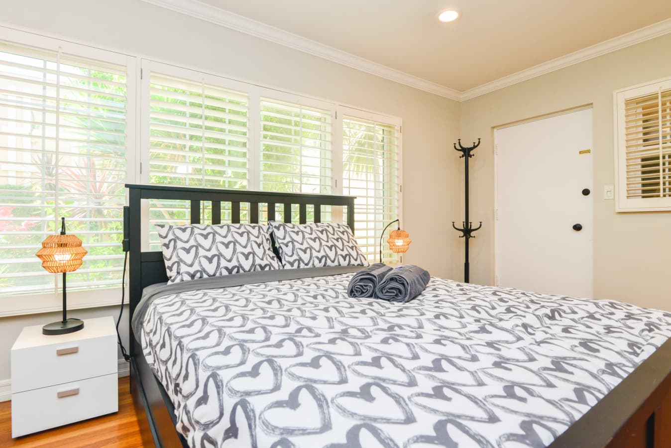 Large Room with Private Entrance in Beverly Hills