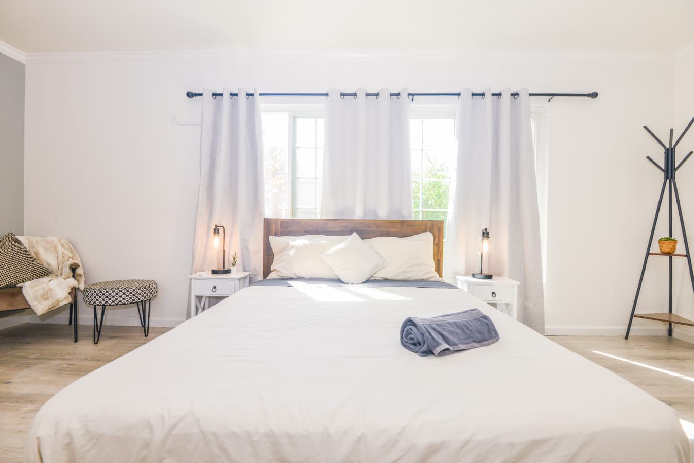 Quiet Spacious Room + Private Entry, Beverly Hills
