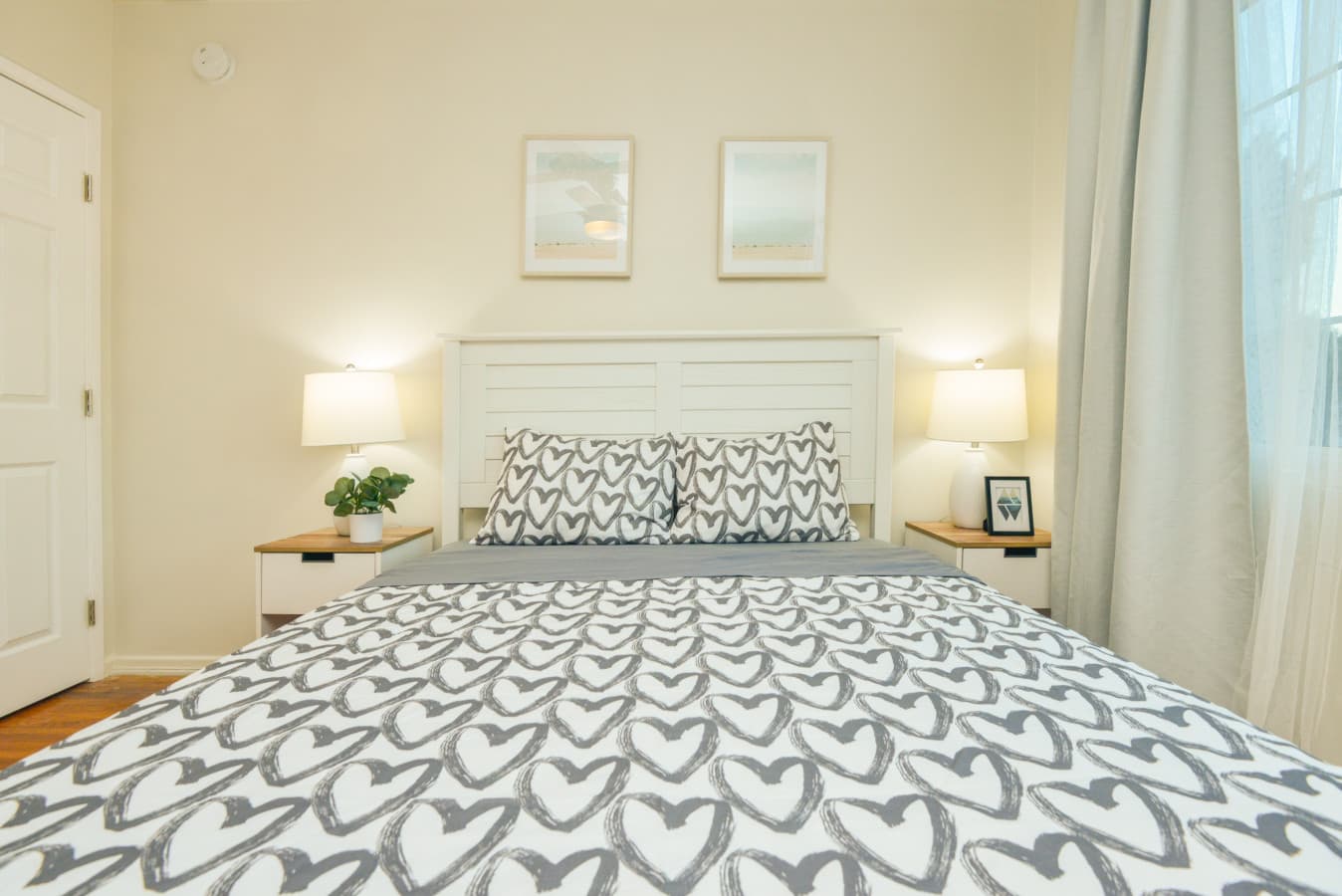 Relaxed Beverly Hills Bedroom Near Local Shops