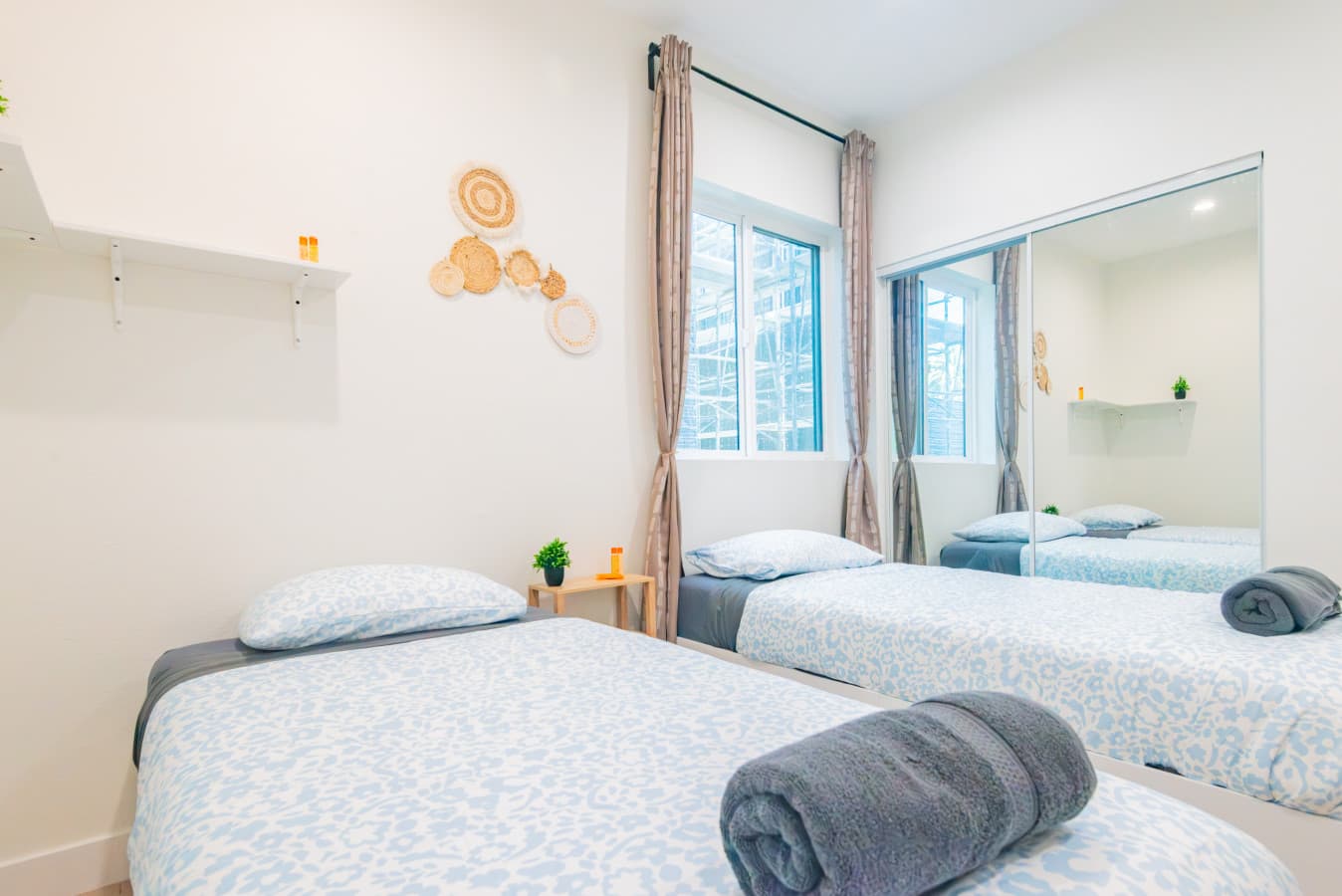 Shared Room in Quiet LA Neighborhood, Fast Wi-Fi