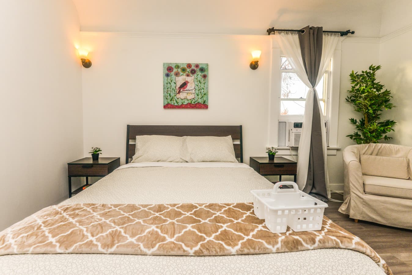 Spacious and Tidy Private Room Near Vermont Ave