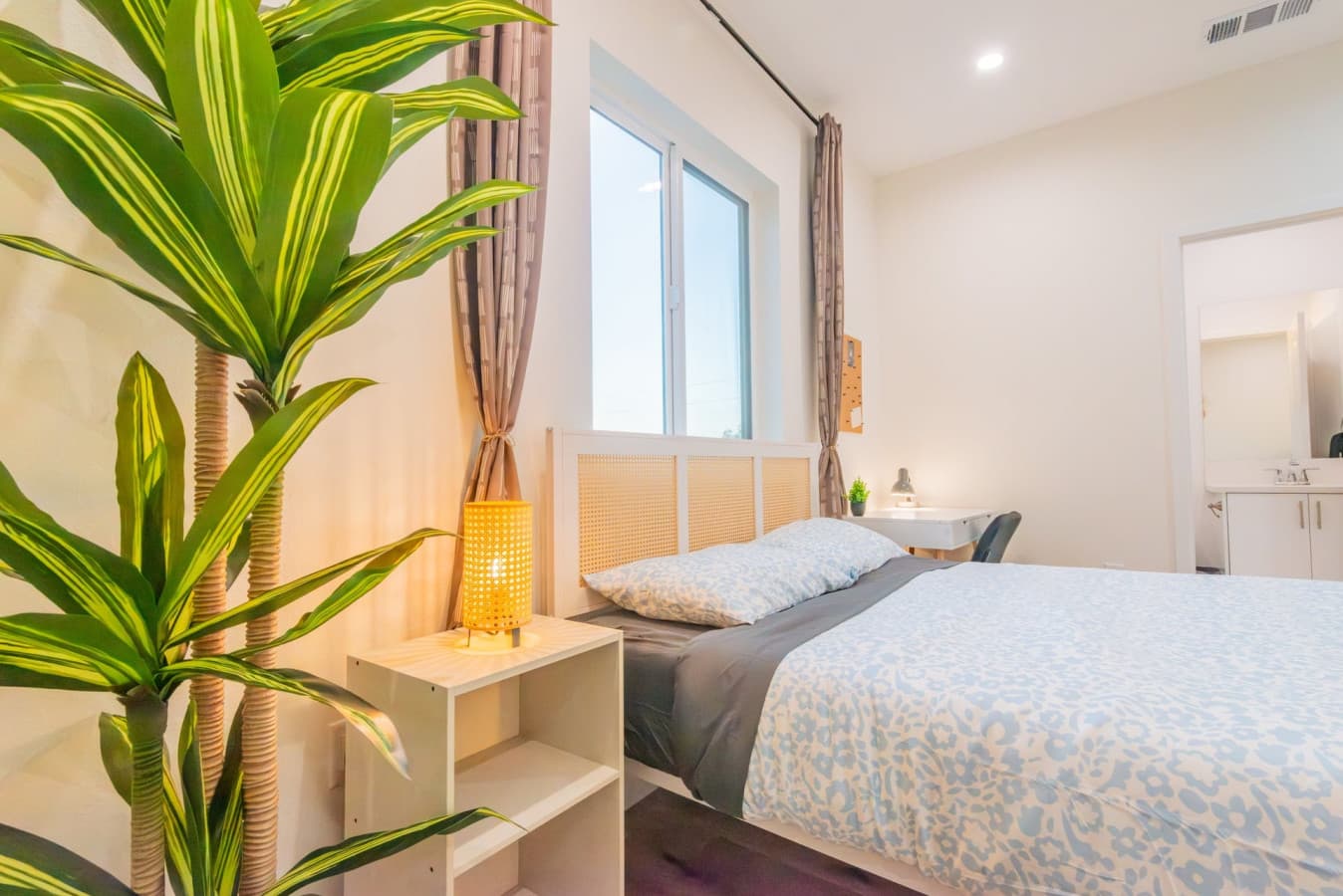 Spacious Bedroom + Ensuite Bath Near Culver City